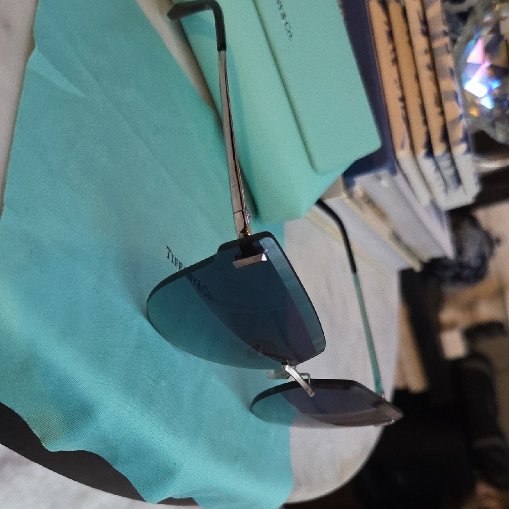 Tiffany & Co. Elegant Gradient Blue Sunglasses Cat Eye Sunglasses - Picture 7 of 12